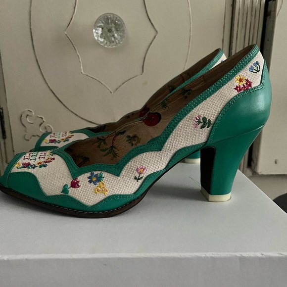 Miss L Fire Sandals - Picture 3 of 11